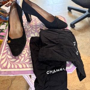 Gorgeous Chanel Black Suede High Heels Shoes size 37 US size 7  w/shoe bags